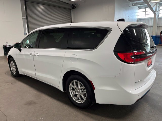 Used 2024 Chrysler Pacifica Touring-L FWD image 5