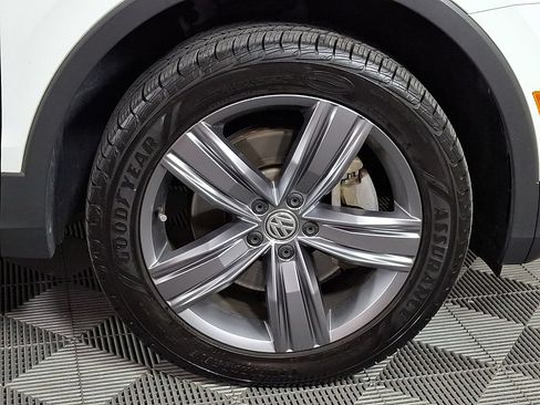 Used 2020 Volkswagen Tiguan SEL AWD/4WD image 11