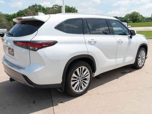 Used 2024 Toyota Highlander Platinum AWD/4WD image 26
