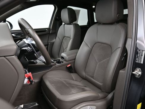 Certified 2021 Porsche Macan image 5