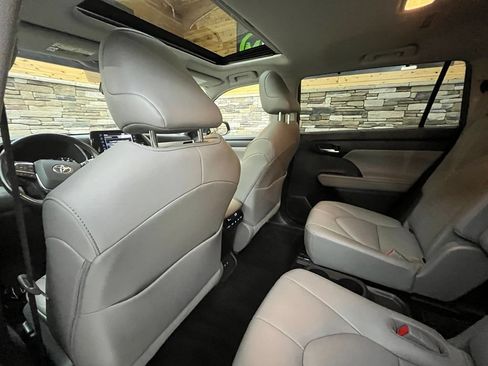 Used 2020 Toyota Highlander XLE AWD/4WD image 48