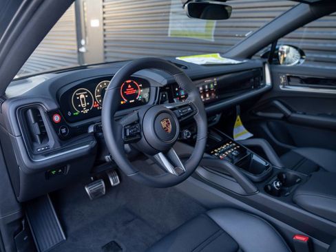 New 2026 Porsche Cayenne S image 4