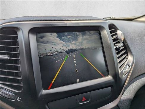 Used 2016 Jeep Cherokee Limited w/ Luxury Group FWD image 12