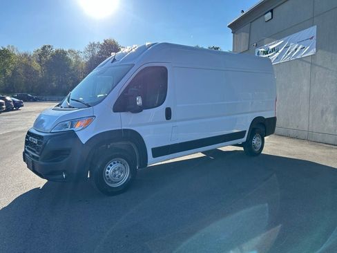 Used 2026 RAM ProMaster 2500 w/ Convenience Group FWD image 2