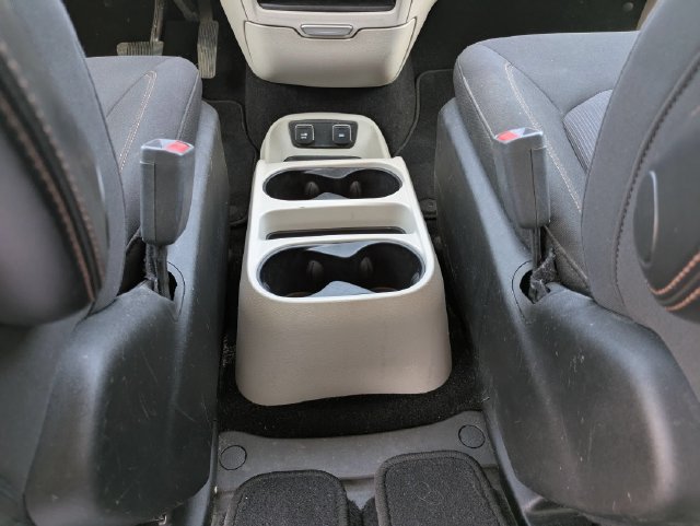 Used 2017 Chrysler Pacifica Touring FWD image 18