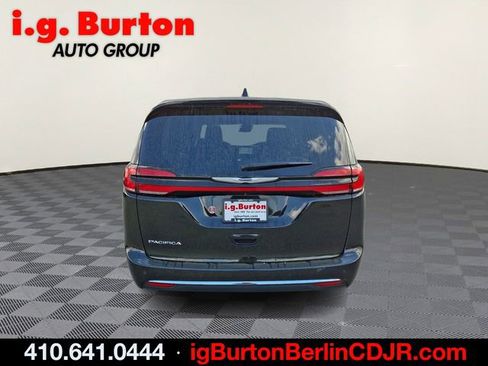 Used 2024 Chrysler Pacifica Touring-L FWD image 5