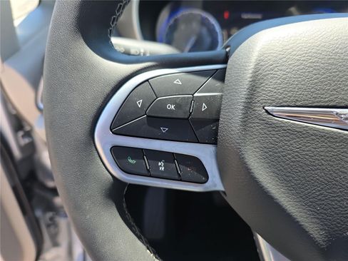 Used 2023 Chrysler Pacifica Touring-L FWD image 22