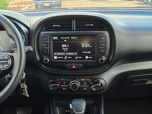 Used 2025 Kia Soul LX w/ LX Technology Package FWD image 20