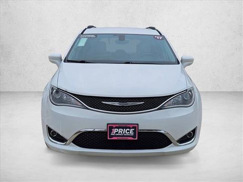 Used 2017 Chrysler Pacifica Touring-L Plus image 2