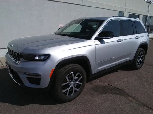 Used 2024 Jeep Grand Cherokee Limited image 2