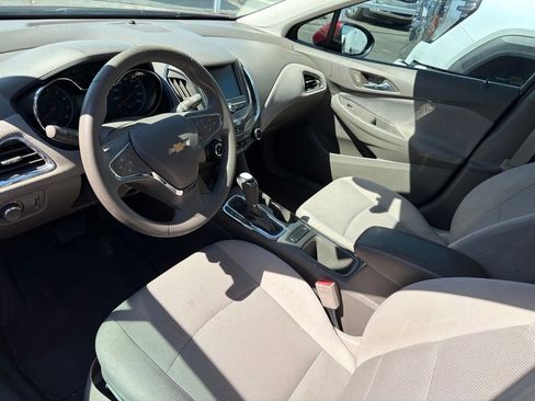 Used 2018 Chevrolet Cruze LT w/ Convenience Package FWD image 5