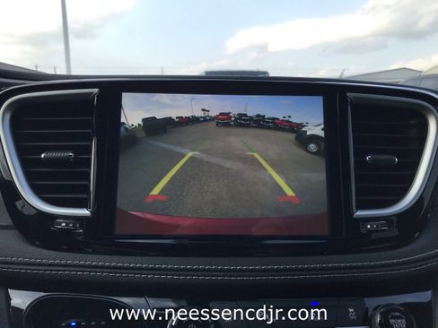 New 2025 Chrysler Pacifica Select w/ Fav Edition Package image 31