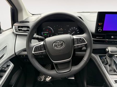 Used 2025 Toyota Sienna XLE AWD/4WD image 12