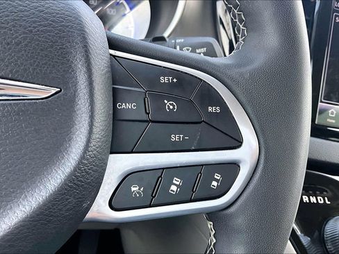 Used 2023 Chrysler Pacifica Touring-L image 17