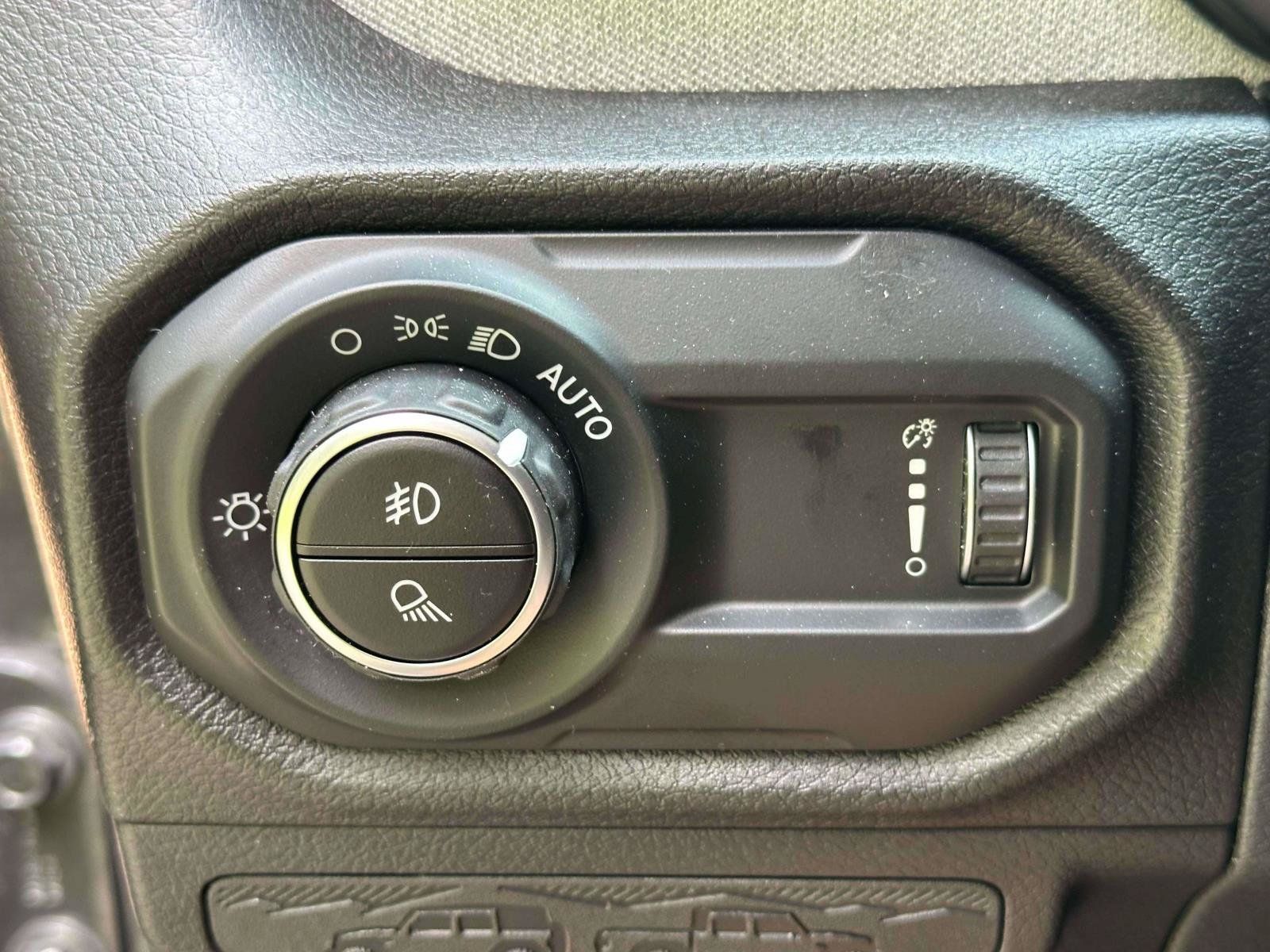 Used 2025 Jeep Gladiator Sport AWD/4WD image 17