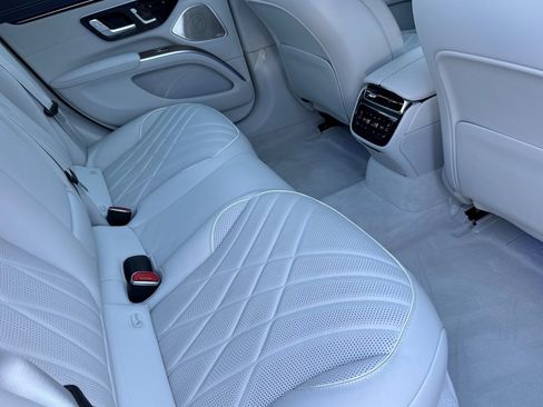 Used 2022 Mercedes-Benz EQS 580 4MATIC Sedan image 32