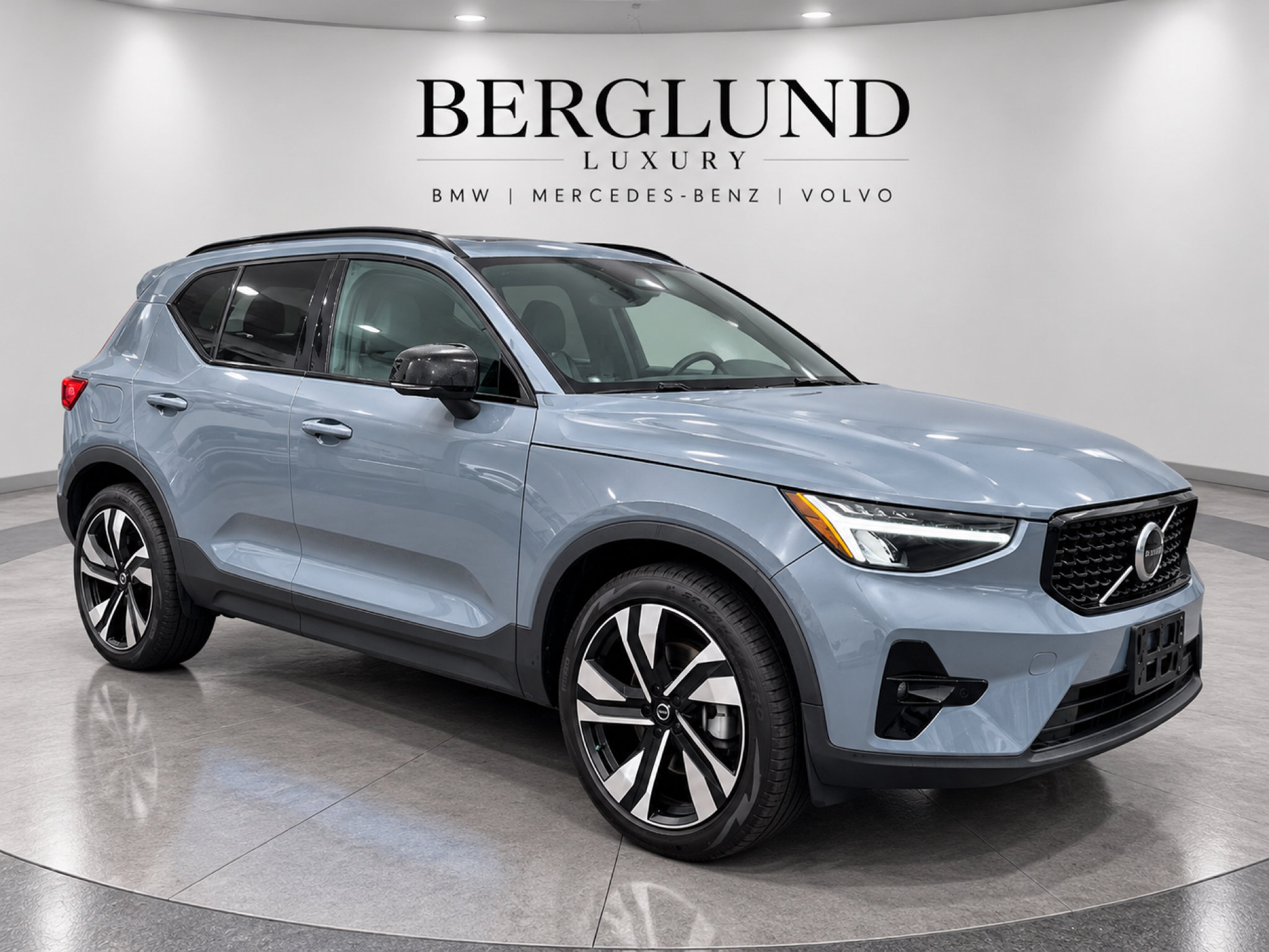 Used 2023 Volvo XC40 B5 Plus w/ Climate Package AWD/4WD image 1