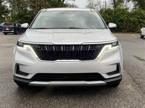 Used 2023 Kia Carnival LX image 4