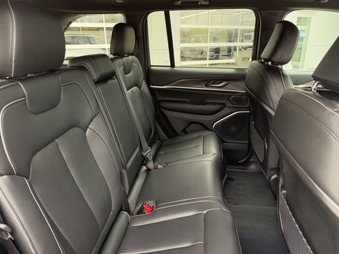 Used 2024 Jeep Grand Cherokee Limited w/ Black Appearance Package image 33