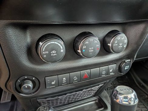 Used 2017 Jeep Wrangler Unlimited Sahara AWD/4WD image 18