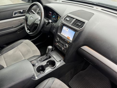 Used 2017 Ford Explorer XLT w/ Equipment Group 202A image 20