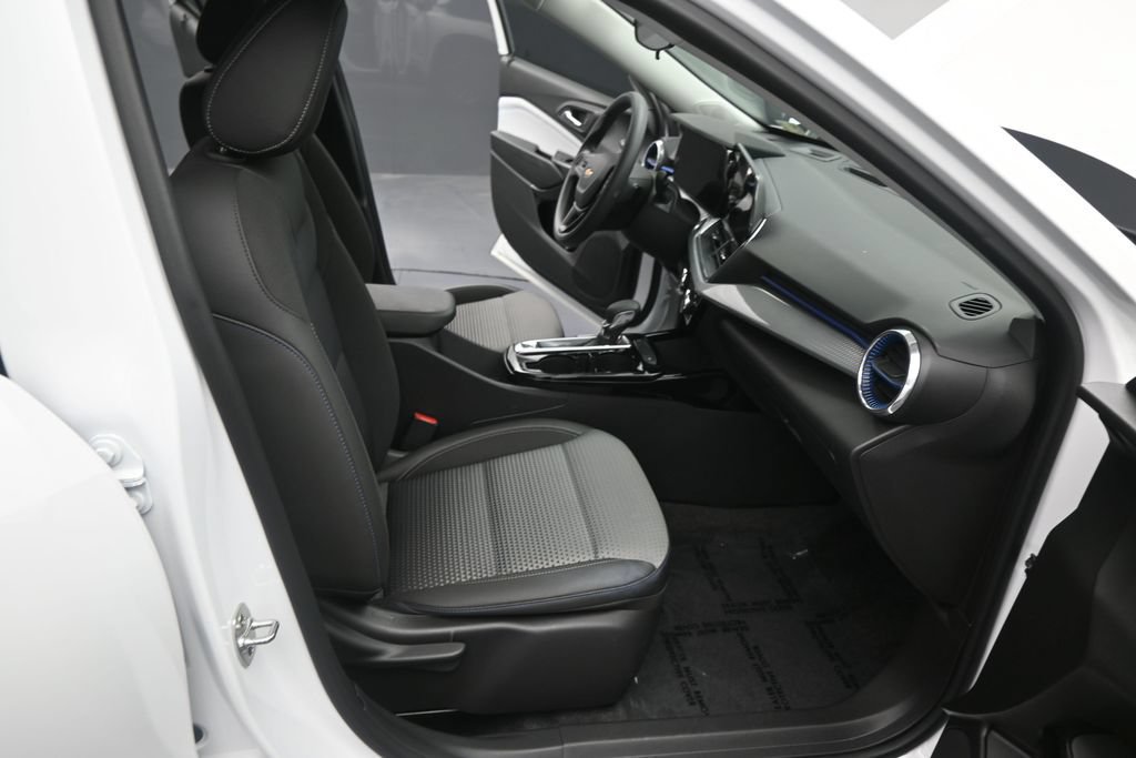 Used 2025 Chevrolet Trax LT FWD image 20