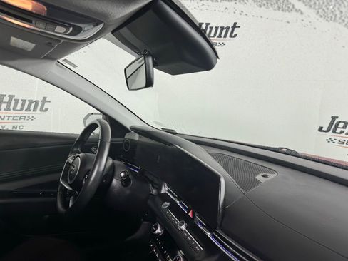 Used 2025 Hyundai Elantra SEL image 30