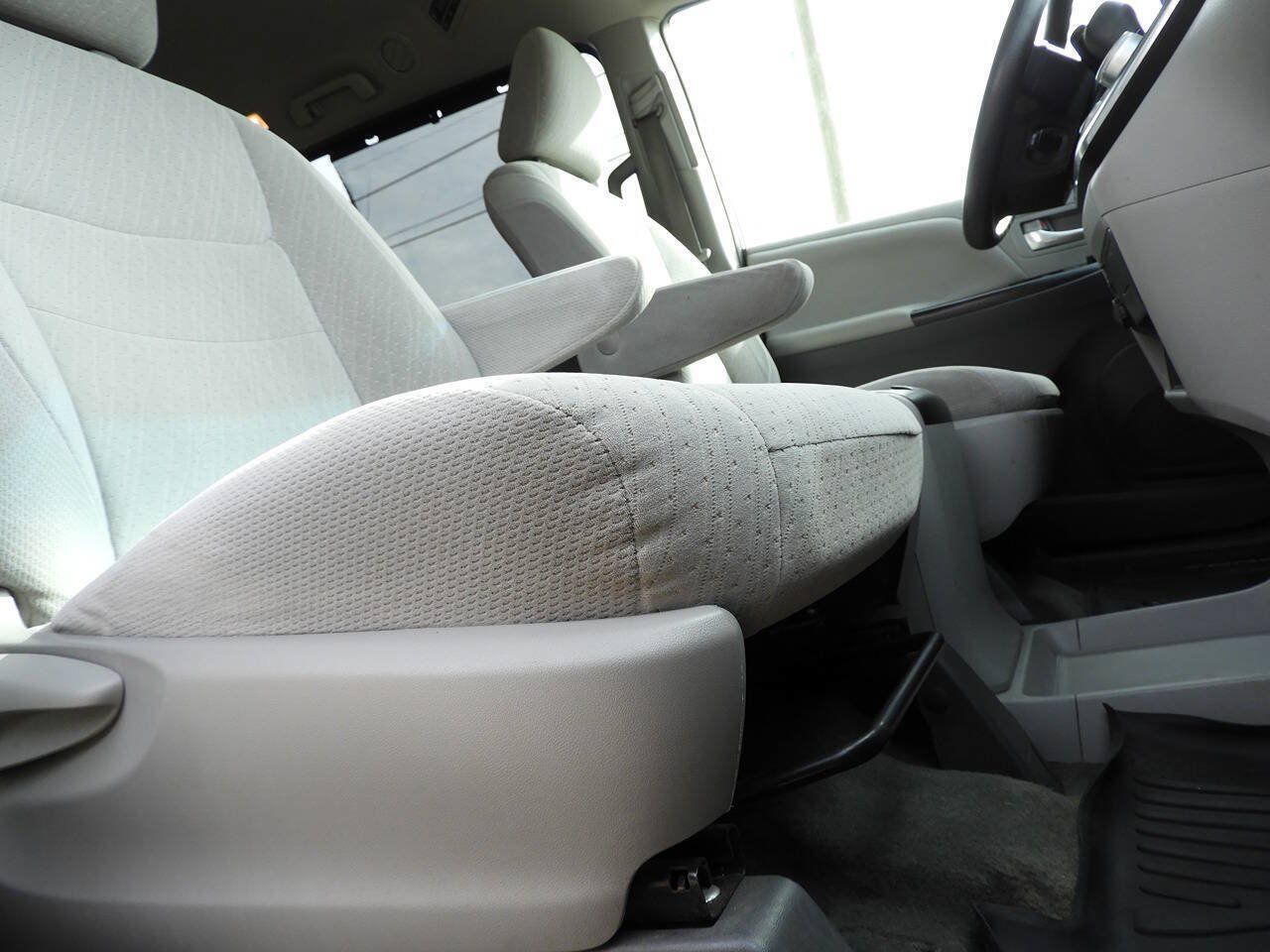 Used 2017 Toyota Sienna LE FWD image 36