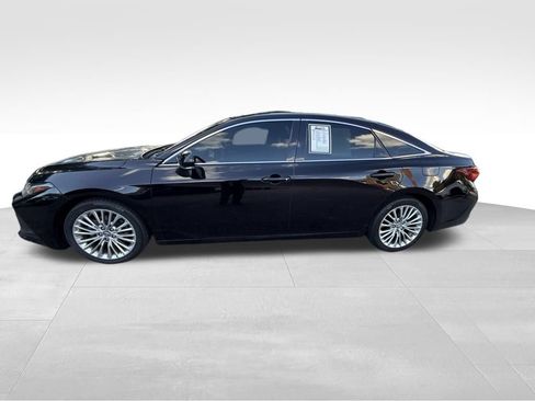 Used 2019 Toyota Avalon Limited FWD image 2