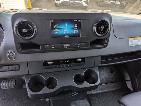 Used 2024 Mercedes-Benz Sprinter 2500 image 13