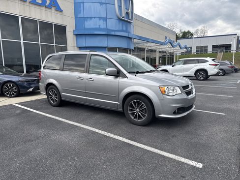 Used 2016 Dodge Grand Caravan SXT FWD image 7