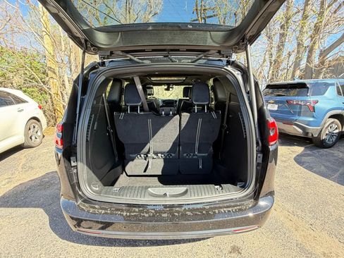 Used 2025 Chrysler Pacifica Limited image 31