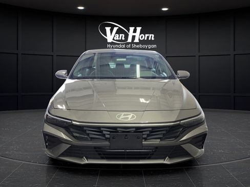 Used 2025 Hyundai Elantra SE FWD image 2