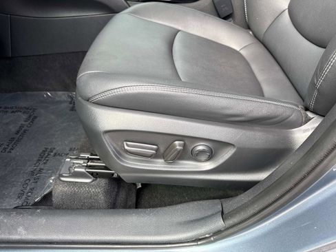 Used 2023 Toyota Corolla Cross XLE image 16