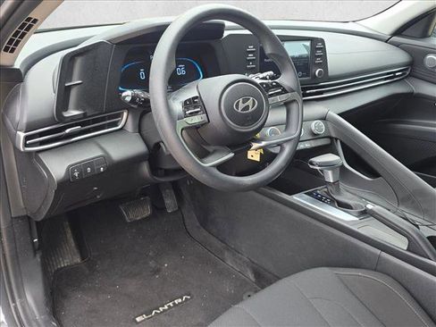Used 2025 Hyundai Elantra SE FWD image 9