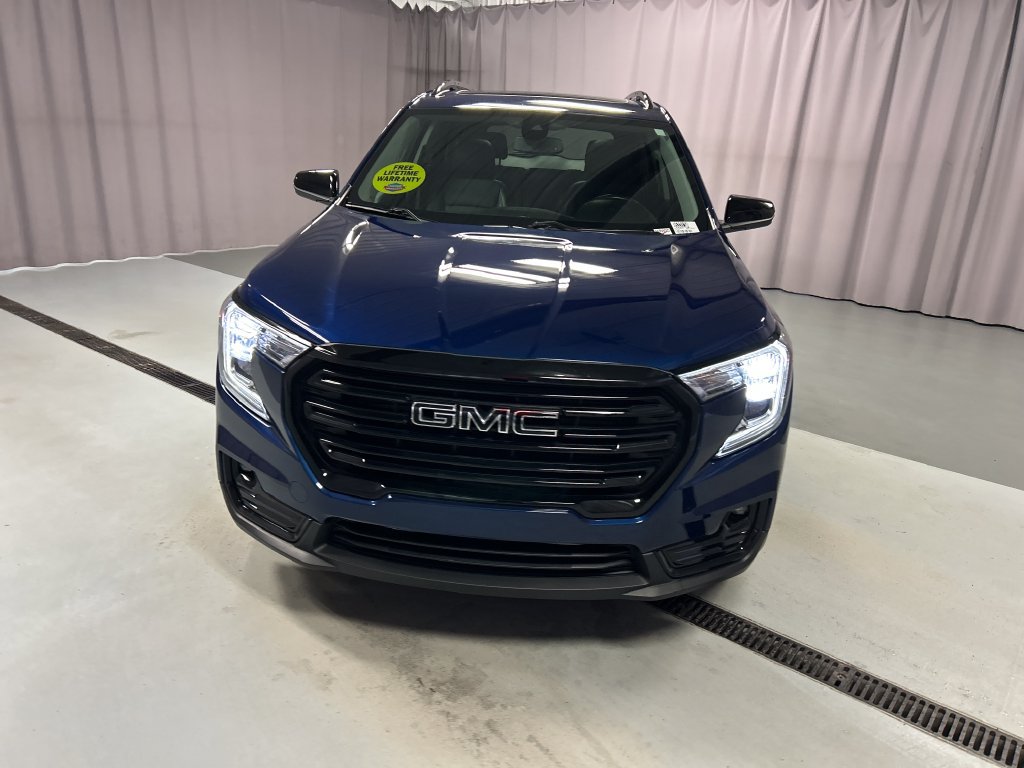 Used 2022 GMC Terrain SLT w/ Elevation Edition FWD image 2