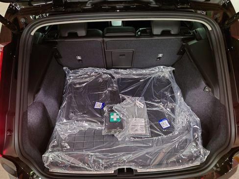 New 2025 Volvo XC40 B5 Ultra w/ Protection Package Premier image 6