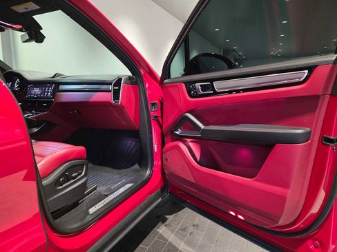 Used 2023 Porsche Cayenne Turbo S image 12