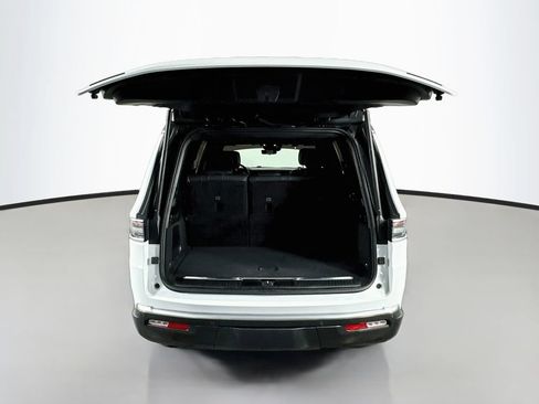 Used 2022 Jeep Grand Wagoneer Series III w/ HD Trailer Tow Package AWD/4WD image 30