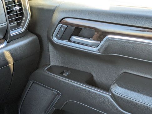 Used 2025 GMC Sierra 1500 SLT image 15