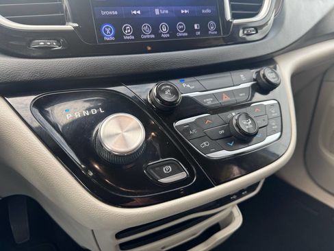 Used 2017 Chrysler Pacifica Touring-L image 27