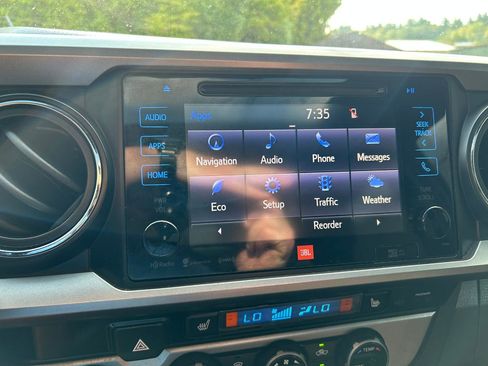 Used 2016 Toyota Tacoma Limited w/ Towing Package image 18