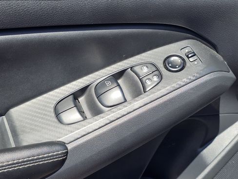 Used 2025 Nissan Altima 2.5 SV FWD image 14
