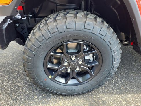 New 2025 Jeep Gladiator High Tide image 30