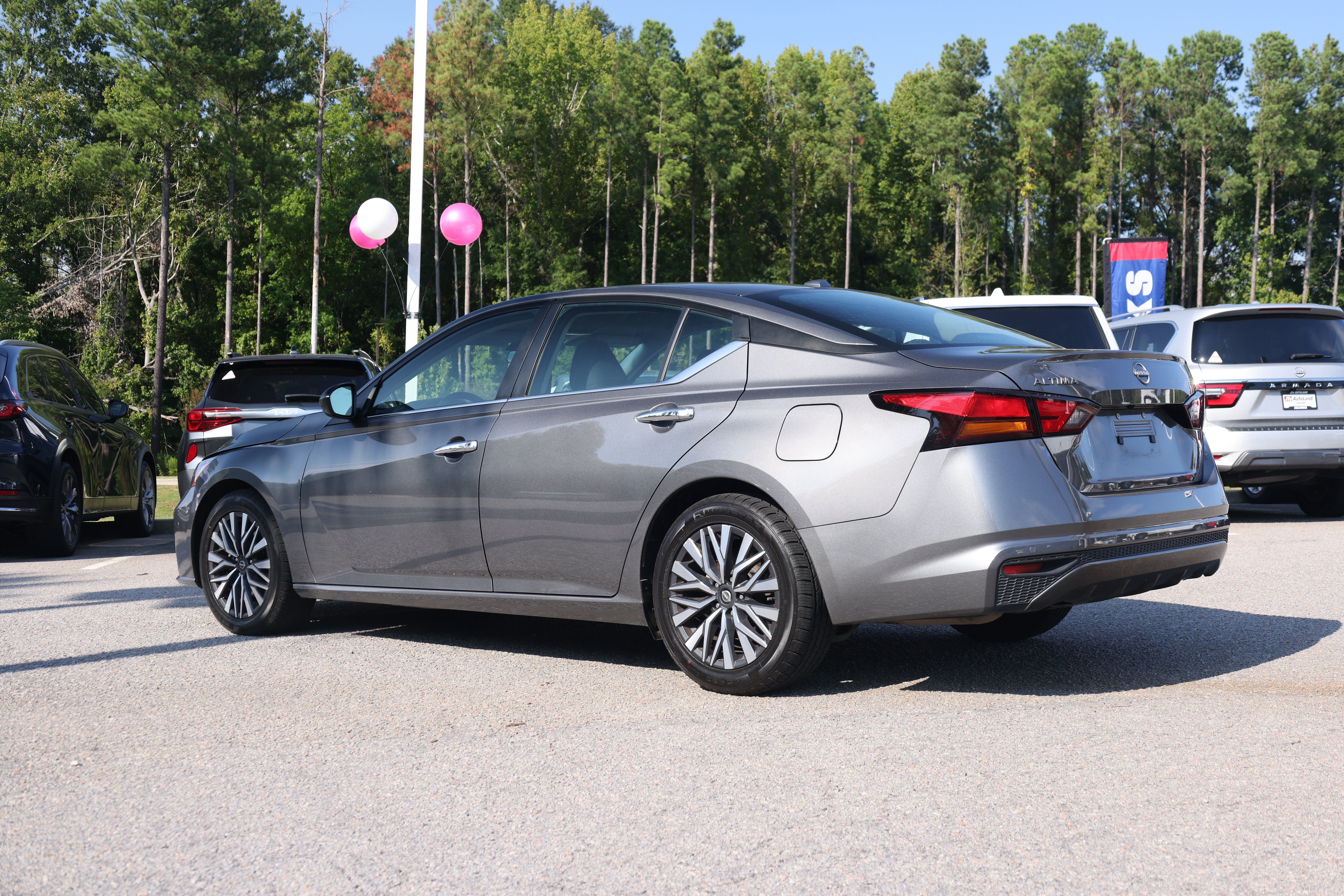 Used 2025 Nissan Altima 2.5 SV FWD image 2