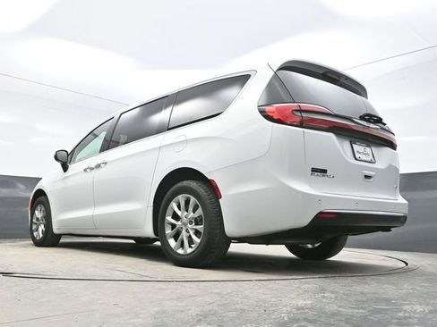 Used 2023 Chrysler Pacifica Touring-L image 27