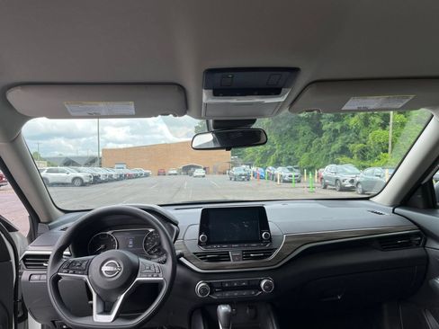 Used 2025 Nissan Altima 2.5 SV FWD image 33