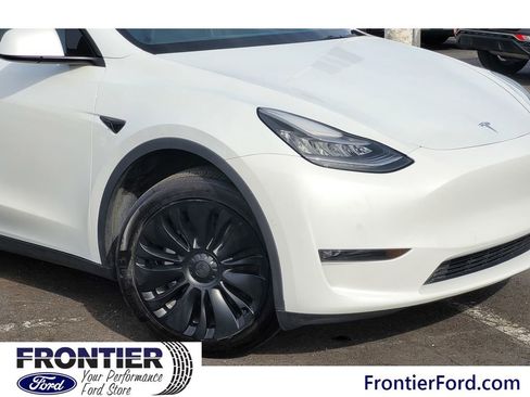 Used 2021 Tesla Model Y Standard Range image 4