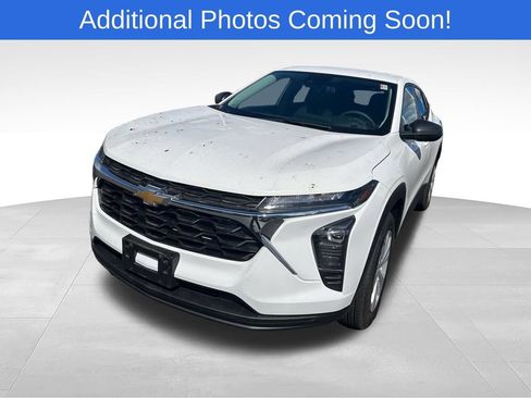 Used 2024 Chevrolet Trax LS FWD image 3