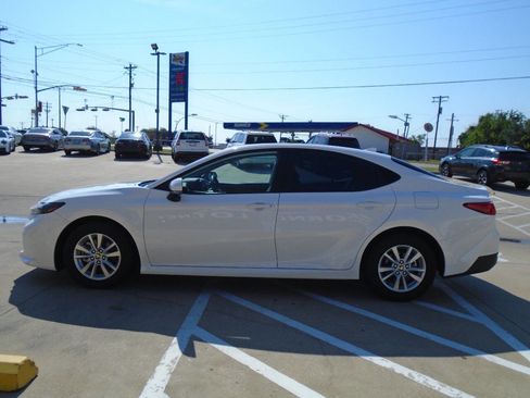 Used 2025 Toyota Camry LE image 4